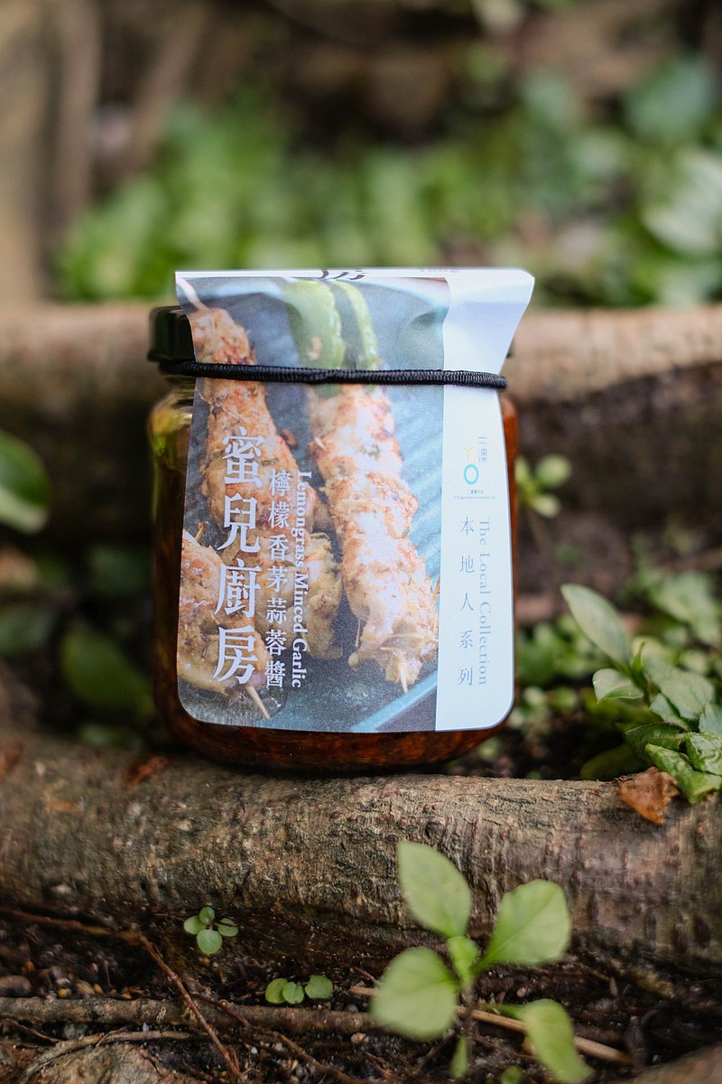 檸檬香茅蒜蓉醬除了可拿來沾烤或蒸海鮮，還可以用來做一些較簡單的泰式料理，像蒸魚、炒魷魚、泰式豬頸肉、雞翼、豬扒等。