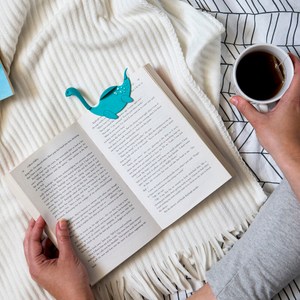 徜徉在書海中的尼斯 愛探險的尼斯離開了家鄉，游到書海裡，與你一同閱讀 翻開有他在的那一頁，與他一同前進