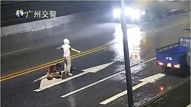 一對情侶在大馬路上爭吵，其中男生一個肘擊，讓女生痛到蹲下來。(圖／翻攝自微博)