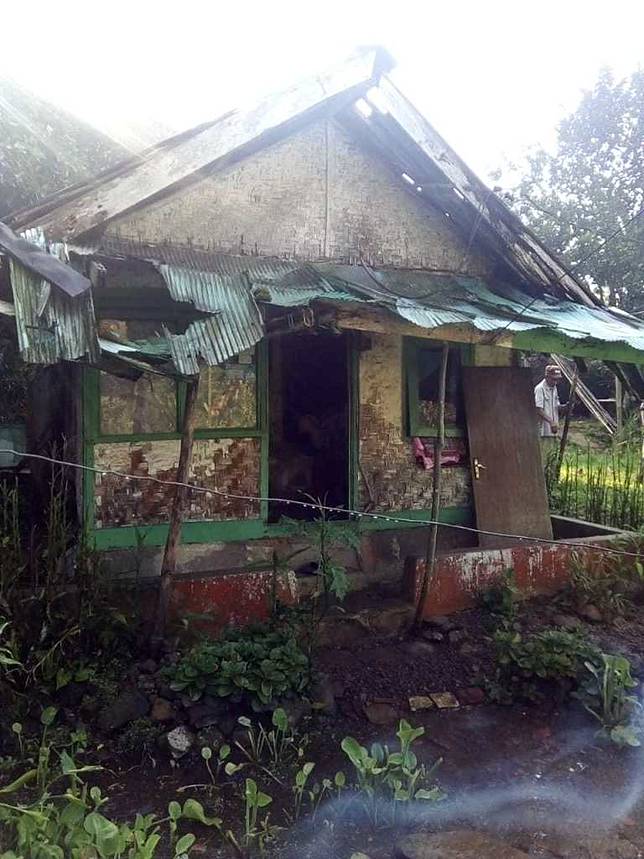 Warga Di Sukanagara Kompak Bedah Rumah Reyot Milik Nenek 70 Tahun Cianjurtoday Com Line Today