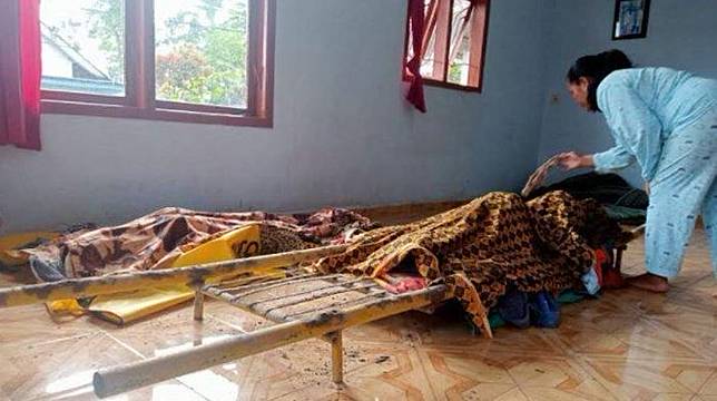 Jenazah Salamah(70) dan Rumin (28) warga Desa Curah Kobokan, Kecamatan Candipuro yang menjadi korban erupsi Gunung Semeru.