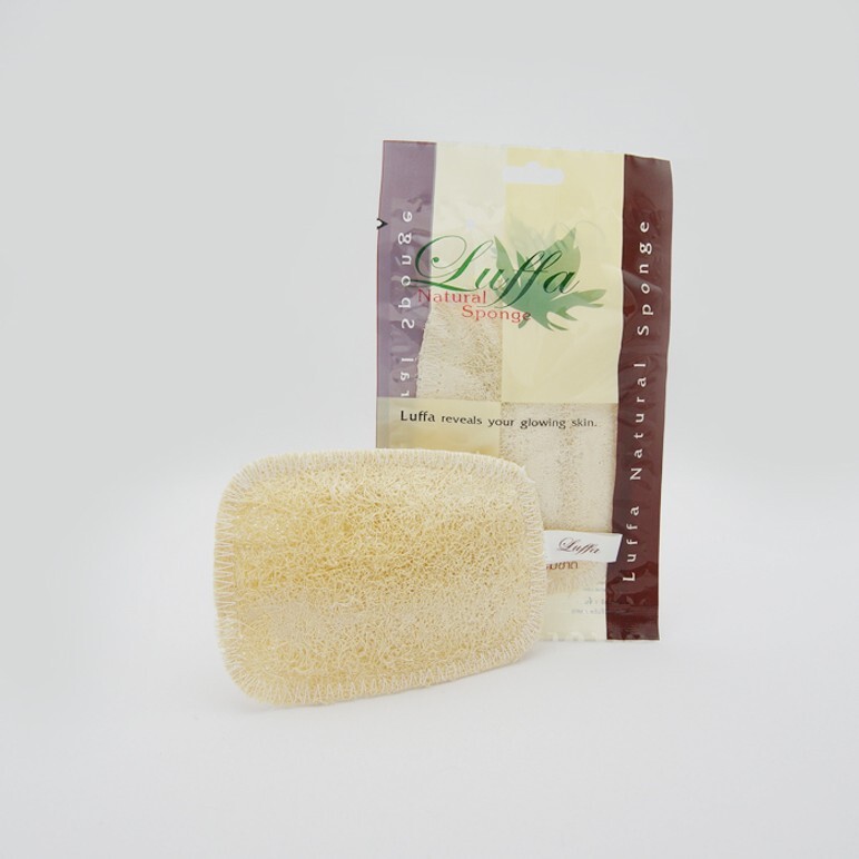 泰國絲瓜絡 - 纖維蓬鬆透氣比較不會有異味 - 彎曲自如可進入臉部身體各死角 ***使用說明:碰到水之後它會胖胖的,可以握在手中來洗身體的部位 使用絲瓜絡搓洗身體能促使皮膚血液循環有益排毒去除角質使新