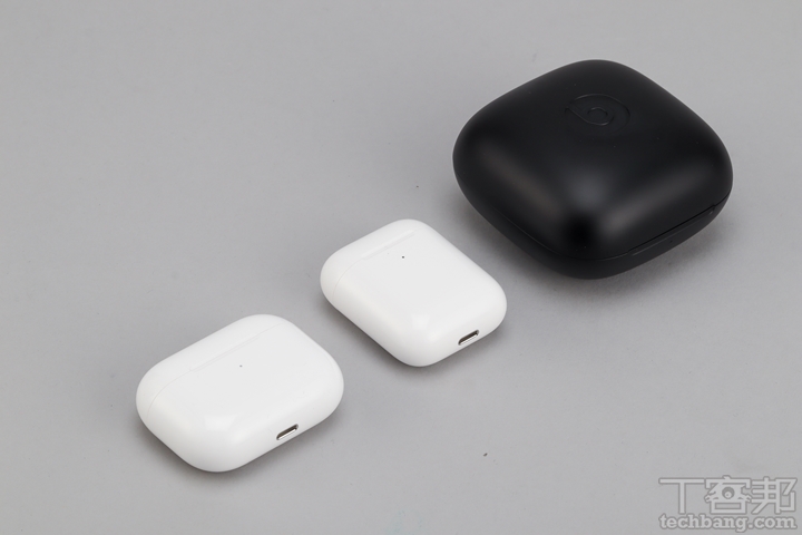 兩款 AirPods 系列充電盒維持小而美的設計風格，惟 AirPods Pro 外型較二代 AirPods 往橫向、扁平發展；至於 Powerbeats Pro 充電盒則相當於女性粉餅盒大小，三款皆可透過盒外 LED 燈號判斷電力狀態。