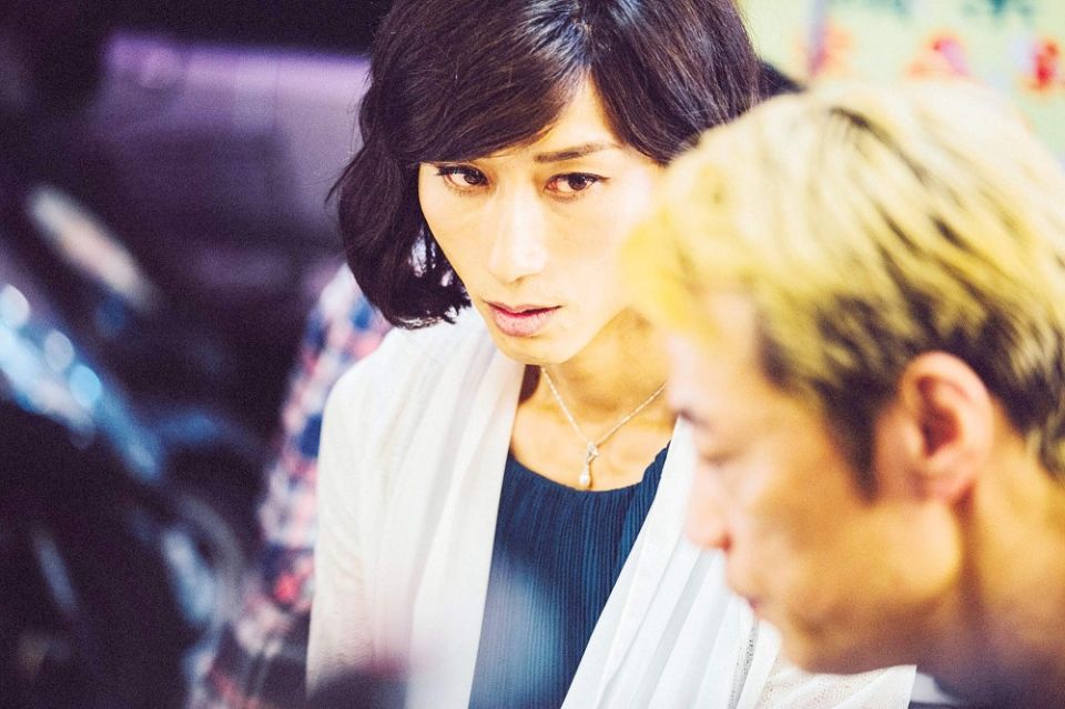 不過到了《阿莉芙》，陳晉文反串演出變性酒吧老闆娘，戴上假髮的他，完全沒有之前鄉土味，反而細膩又溫婉。