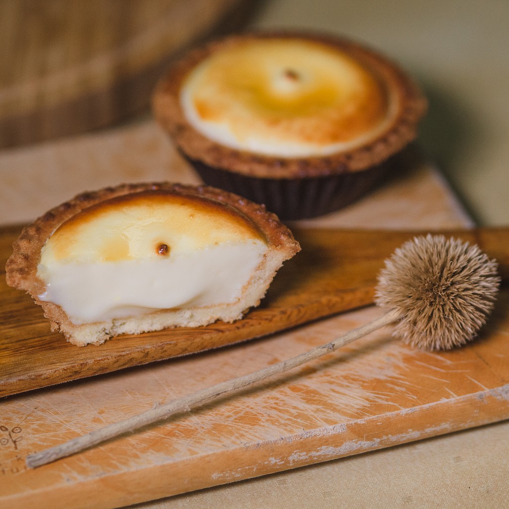 冷藏品嚐 如絲綢般嫩滑綿密的順口滋味 佐上咖啡或茶品最為迷人經點 冷凍品嚐： 如冰淇淋般的沁涼柔綿 造就乳酪塔更清爽細致的美味 令人驚豔 保存方式：冷凍 賞味期限：15天(包含製作配送日) 保存期限：