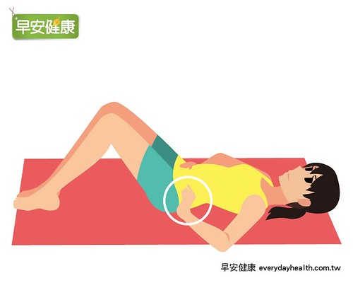 平躺在瑜珈墊上,