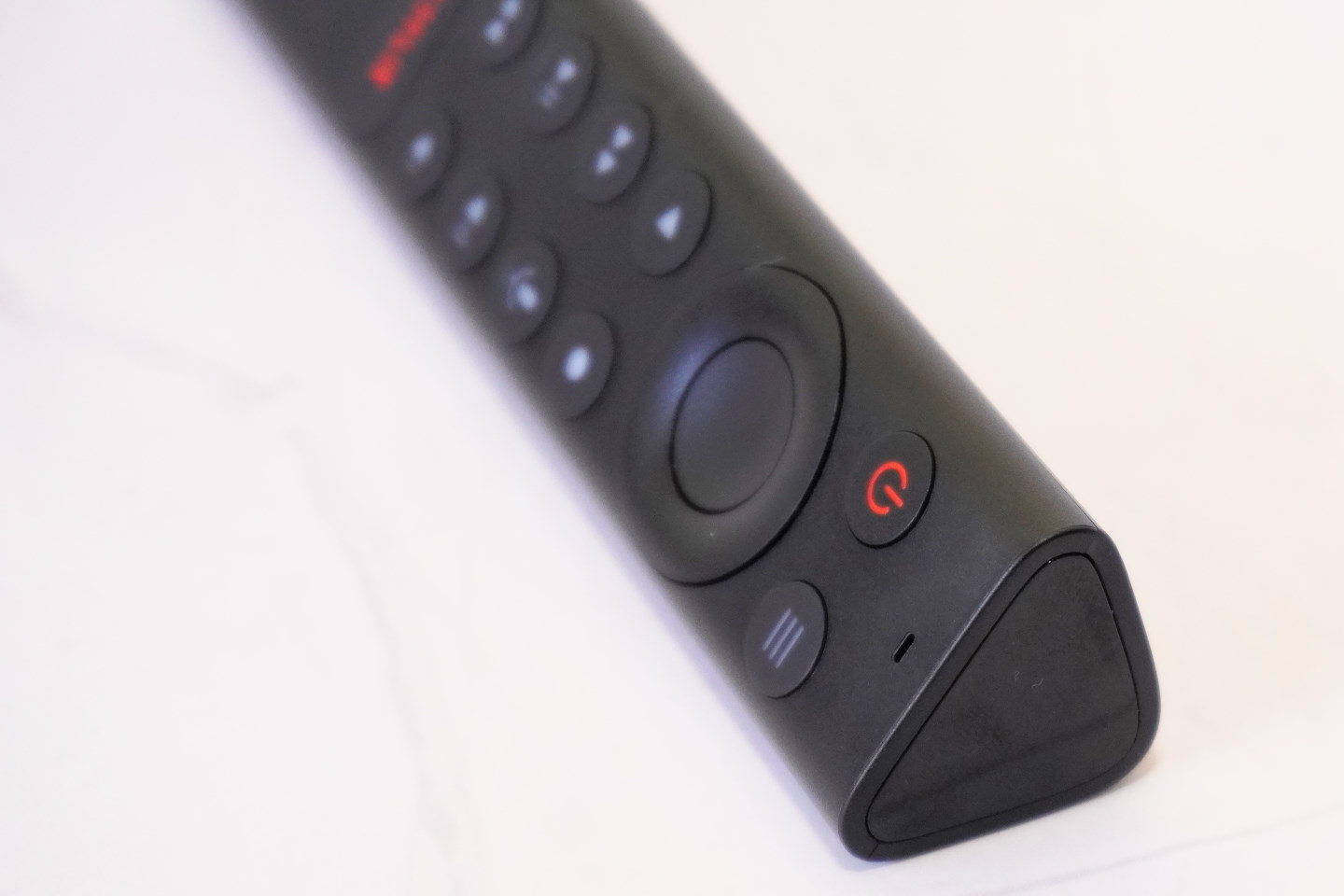 搖控器採用藍牙與Shield TV Pro連接，並支援紅外線遙控功能，方便以同一支搖控器控制電視的電源、輸入訊號、音量。