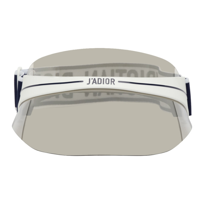 海军蓝遮阳帽，采用透明乙烯基材质，100% 紫外线防护。· 正面白色浸胶饰边，缀有海军蓝徽标压花· 背面海军蓝和白色配色徽标弹性束扣带· 白色五金· 帽檐长约 8.5cm供应商配色：White/Blu