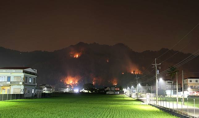 影／美濃火燒山延燒整夜 今申請直升機滅火