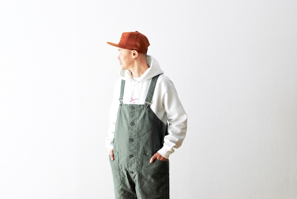 營造工裝層次印象就靠這件！看日本設計品牌如何成功重塑美式吊帶連身褲