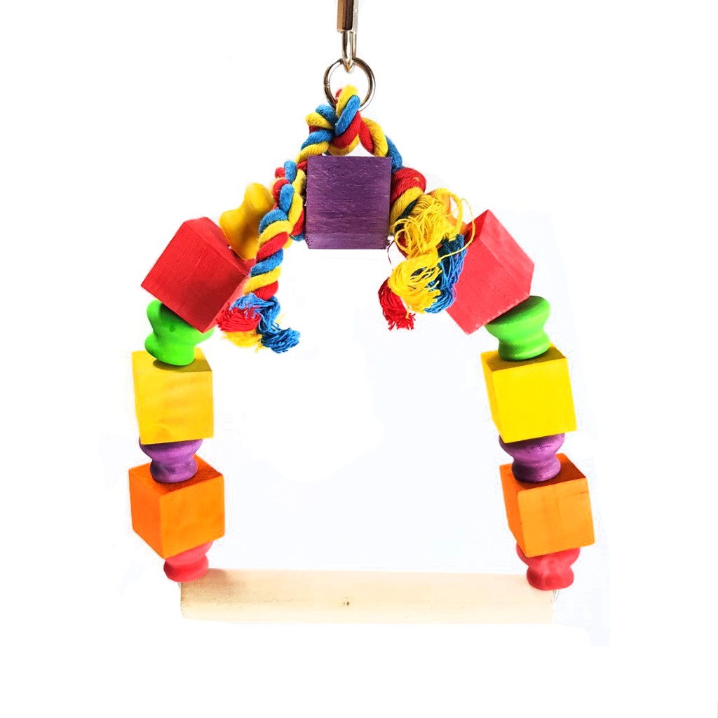 附掛勾，原木材質，天然安全。用繩子串起積木，擺盪好玩。適合中小型鳥寶玩耍。品牌：UIDI尺寸：約20cm*29cm重量：230g產地 : 德國主要材質：絲瓜絡、積木、麻繩、鈴鐺、鐵環因超商寄件規定限制