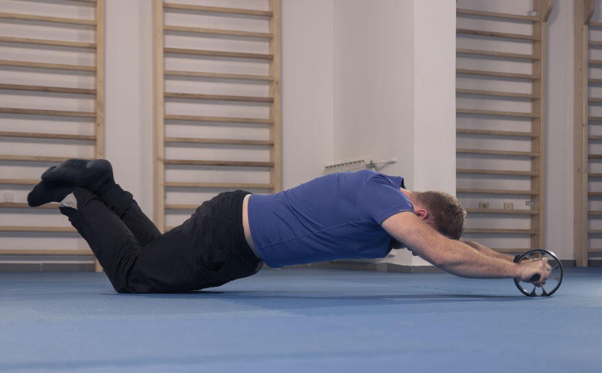 初心者でも大丈夫 腹筋ローラーの使い方とコツを押さえて効率的に鍛えよう オリーブオイルをひとまわしニュース