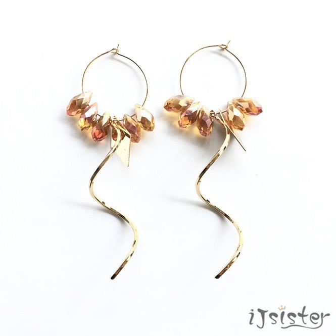 【商品特色】滿滿度假風立體靈動的水晶耳環加上簡約時尚的波浪造型精美別緻的造型體驗【商品規格】材質：銅+水晶尺寸：耳環全長8cm/直徑約2.3cm【更多連結】#請點此看更多IJ繽紛耳環