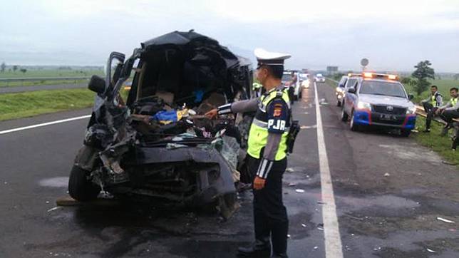 Kronologi Mobil Sepasang Kekasih Tabrak Mobil Polisi di Tol Halim