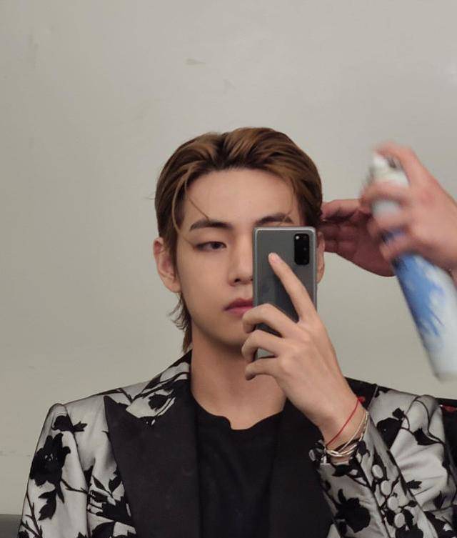 Bts防彈少年團v終於梳了這個讓女生們瘋狂的髮型 氣場炸裂 奶狗變狼狗 韓星網 Line Today