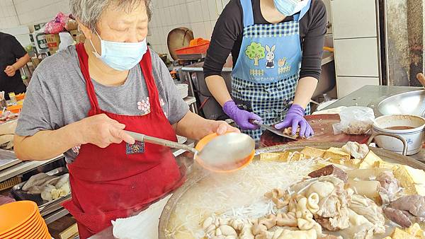 勇伯米粉湯-新店捷運站附近光明街必吃的米粉湯碧潭美食小吃店