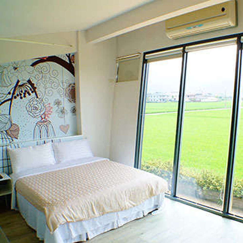 客服電話: 結合現代與摩登設計感的民宿 大片落地窗設計欣賞田園風光 設有烤肉區、戶外庭園及自行車