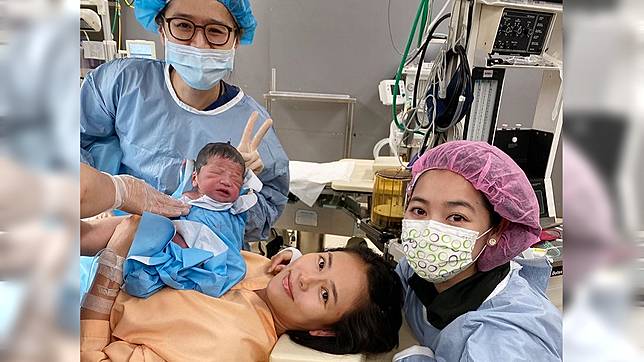 劉香慈開心生下老二(圖／翻攝自劉香慈臉書)