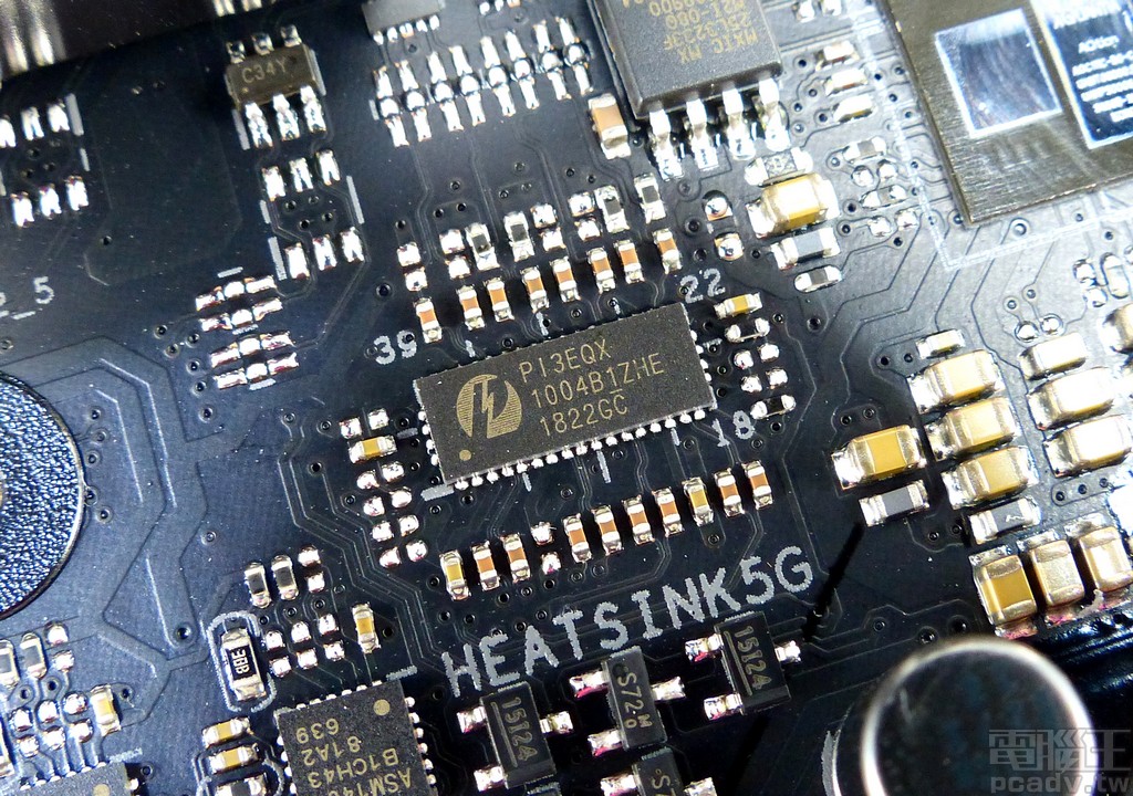 背板 I/O 連接埠 USB 3.1 Gen2 以兩兩 1 組方式，銜接至 1 個 PI3EQX1004B1 redriver 晶片加強傳輸品質