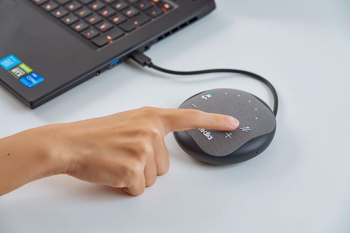 透過智慧音箱上的觸控按鍵，就能夠隨時調整音量的大小與靜音。