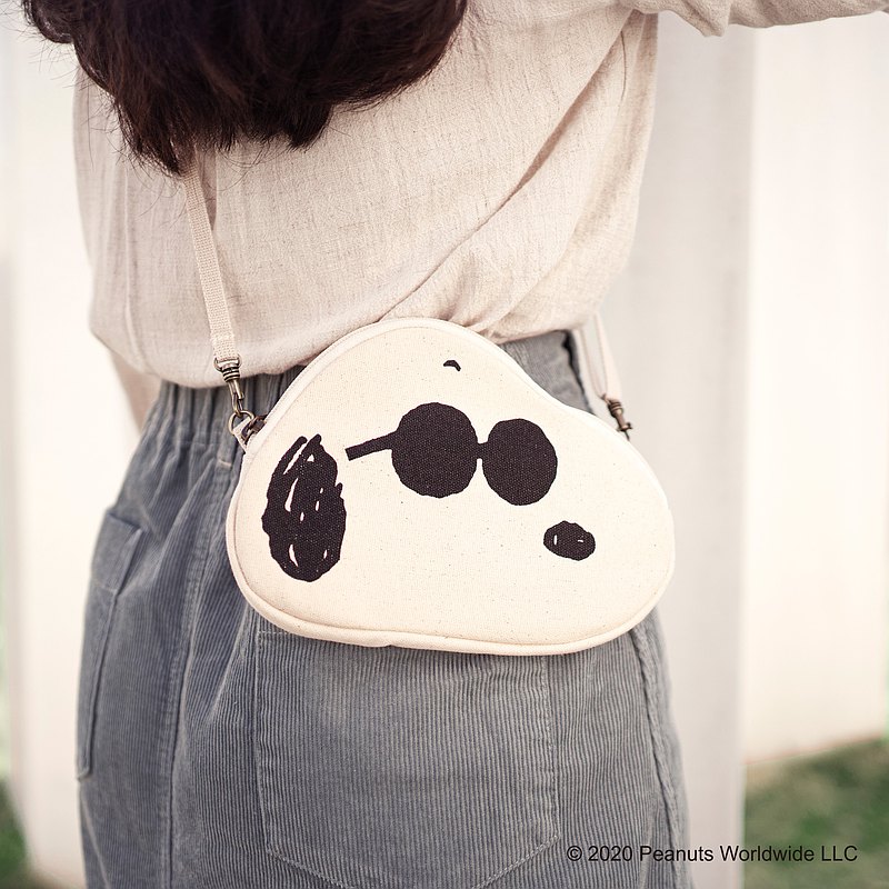 尺寸/ 長x寬x高 = 約21 x 2 x 14.5cm 參考/ 可裝A5、B3紙張大小 材質/ 上漿厚帆布 外部/ 主袋一個拉鍊 內部/ 內袋夾層x1