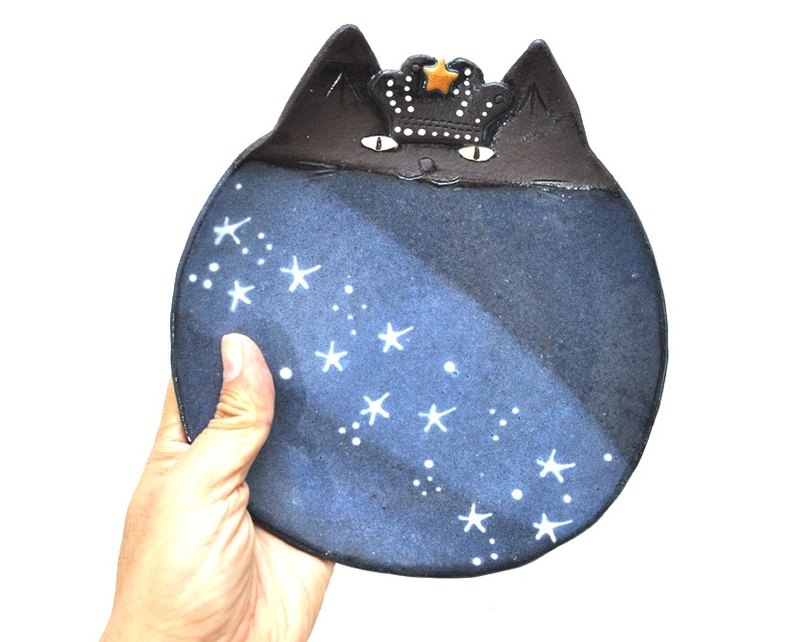 國王版的大型貓碟。 任何食物都很可愛，很時尚。