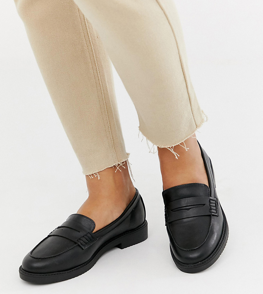 Flat shoes by New Look Easily dressed up or down Slip-on style Apron toe Almond toe Textured tread W