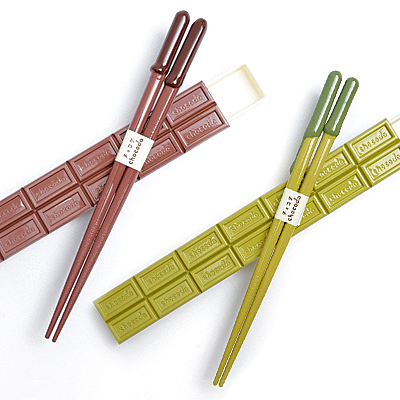 巧克力棒仿真筷身，濃郁醬料彷彿會流下來，好想連筷子一起吃掉！巧克力塊狀盒子，讓人迫不及待打開品嘗。
