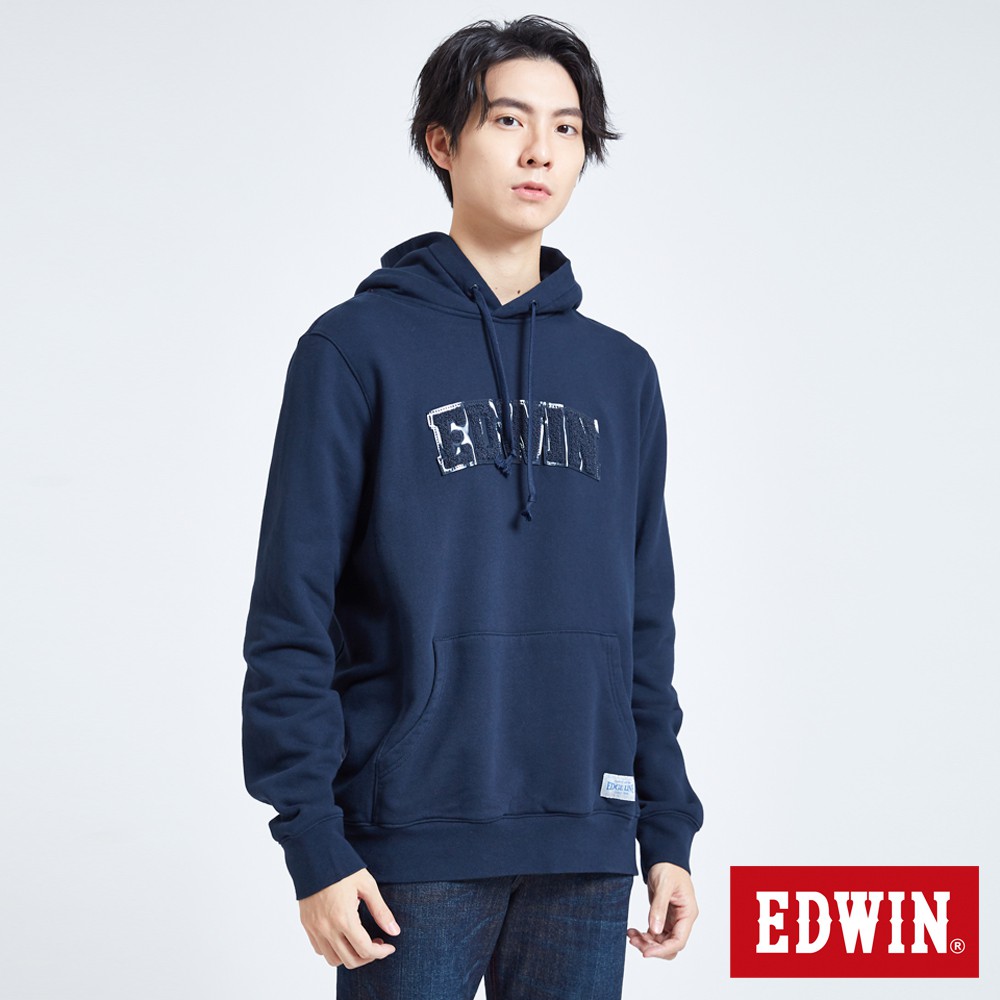 英式搖滾搭配經典 EDWIN 梭織 EDGE 系列。引用英式搖滾的概念為設計主題，低調且華麗。搖滾不死，精神永在 ! 並且將 LOGO 印花大量融入英國旗幟和黑膠唱片， MUSIC IS LIFE。商