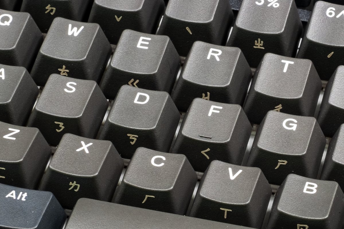 通常會打注音的都有肌肉記憶了啦！英打放正刻比較實用也比較漂亮。