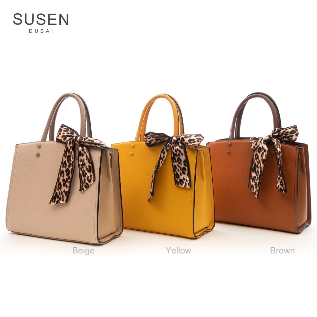 附豹紋絲巾+背帶烙印Logo超纖維皮革簡潔大方⚠️商品介紹●拉錬層 x 2夾 層 x 1背 帶 x 1 附有防塵袋 x 1● 尺寸 30x12x26 cm (不含手把)● 材質 超纖維皮革● 配件 S