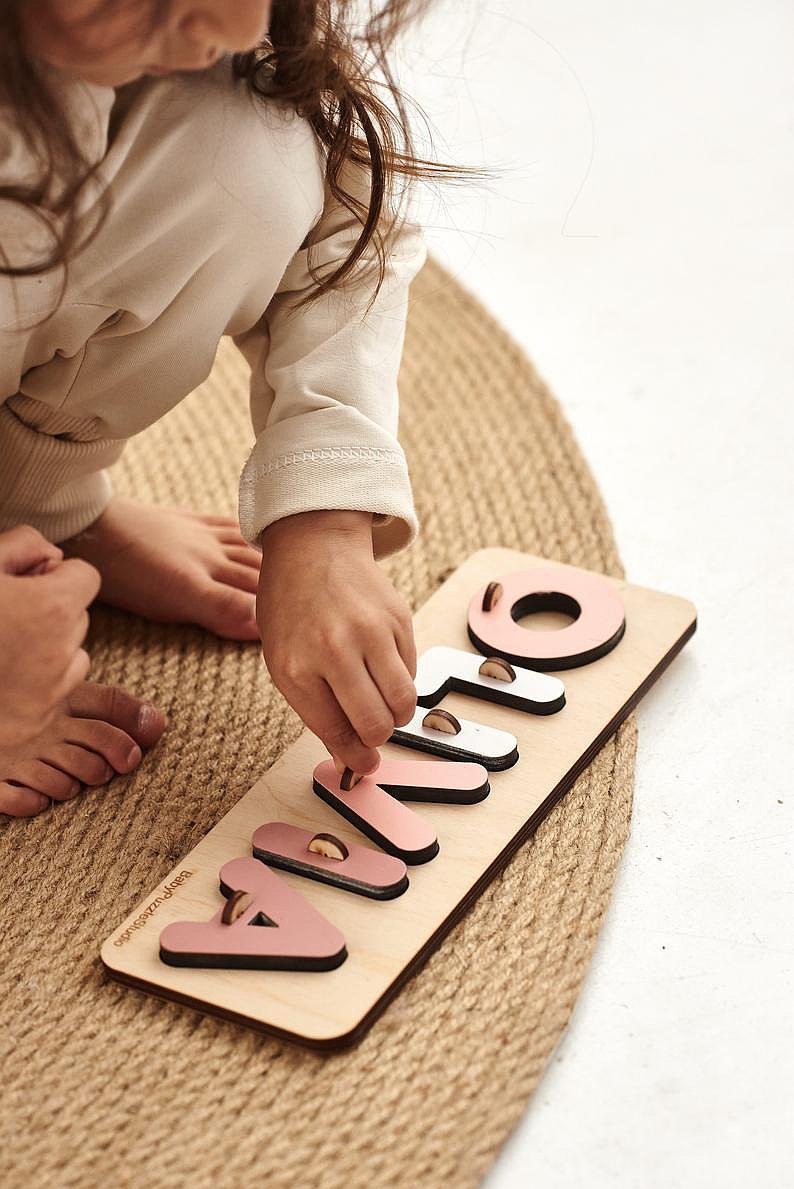 尋找禮物給孩子或個性化的幼兒園裝飾？這裡是： Olivia名稱拼圖的名稱或創建您的自定義名稱拼圖。我們的拼圖遊戲有助於協調動作和良好的運動技能。鮮豔的色彩甚至吸引最小的孩子們的注意。