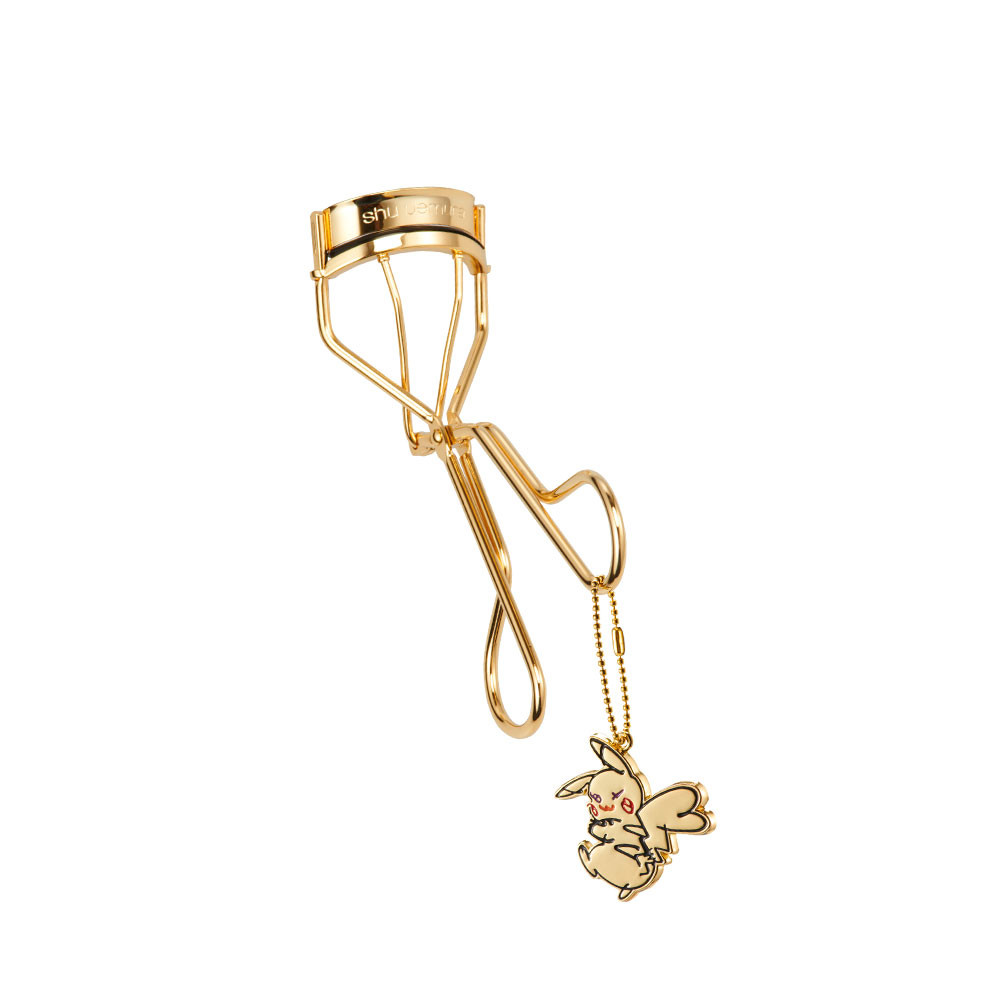 shu uemura x Pokémon限量聯名彩妝系列【放電金皮卡秀睫毛夾】獲得獎項肯定的經典熱賣植村秀睫毛夾，此次推出限量「皮卡！皮卡！皮卡秀」設計款。奢華的金色皮卡秀睫毛夾，即使是超短睫毛也能輕