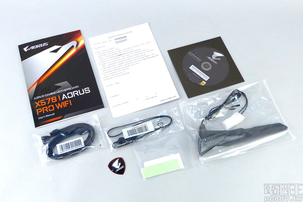 ▲ 包裝零配件除了必備的說明書、保證書、驅動程式與公用程式光碟，尚有 2 條 SATA 線材、RGB 延長線、無線網路天線、導熱墊、AORUS 金屬盾形貼紙。