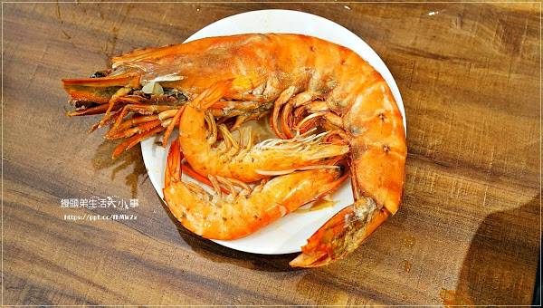 十八樂涮涮屋 新莊捷運站 老饕必點的超浮誇xxl雙人巨無霸海佬蝦海陸套餐 Cp值超高 菜盤可換肉盤唷 愛食記