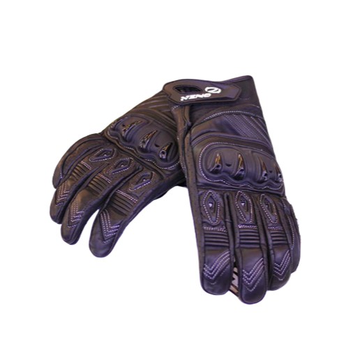 〞採用網布+皮革材質，強化耐磨，柔軟好戴〞手腕部彈性車縫，搭配魔鬼氈固定， 包覆性十足，防護性ＵＰ！〞掌心及加厚設計，增加操控性，方便抓握把並增強使用壽命〞專業設計，符合手掌握合曲線，活動彎曲時更立體