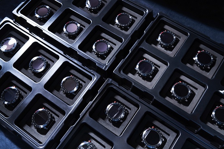 MARQ 非凡時刻系列，每只腕錶除全面的智慧化檢驗外，更需經過 80人、1200 道以上精細的手工檢測工序，耗時近百小時以上。