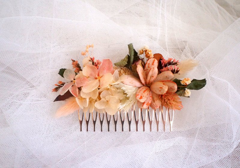 尺寸：花面寬約12公分上下寬約5公分 材料：小雛菊、不凋繡球、不凋水晶花、白旱雪、兔尾草等等