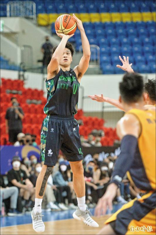 台啤英熊射手黃聰翰昨狂砍7顆三分球、進帳27分，助隊勇奪首屆跨聯盟籃球邀請賽冠軍。(記者林正堃攝)