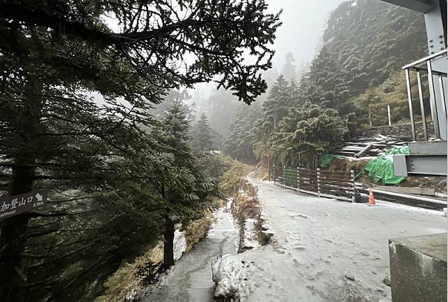 玉山主峰頂前步道積雪厚度約10公分左右。 圖：取自玉山北峰氣象站