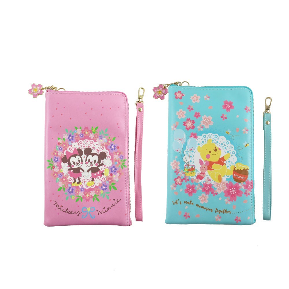迪士尼官方正版授權 櫻花季限定周邊 精緻五金浪漫櫻花祭彩繪設計 l型大開口大容量超方便 內部夾層可放置護照悠遊卡紙鈔等隨身小物 精選pu材質搭同色系手繩可愛又時尚 大容量設計可裝6.2吋以下手機保護您