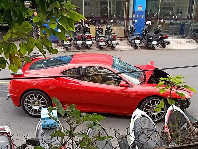 法拉利衝出　女機車騎士遭撞死亡