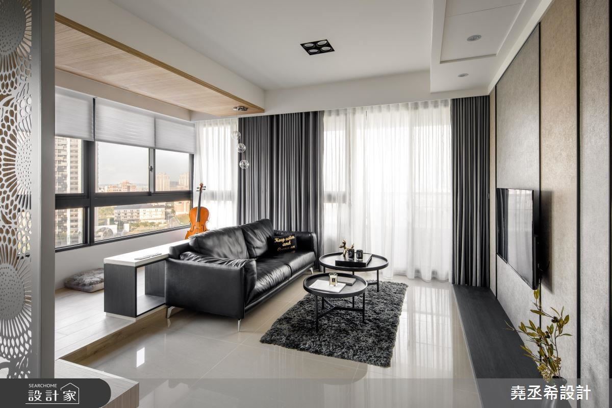 窗邊的臥塌區域，地板與天花板皆使用木作，以材質、地板與天花板高度區分出不同空間屬性，也為空間的配色注入了溫潤的感受。