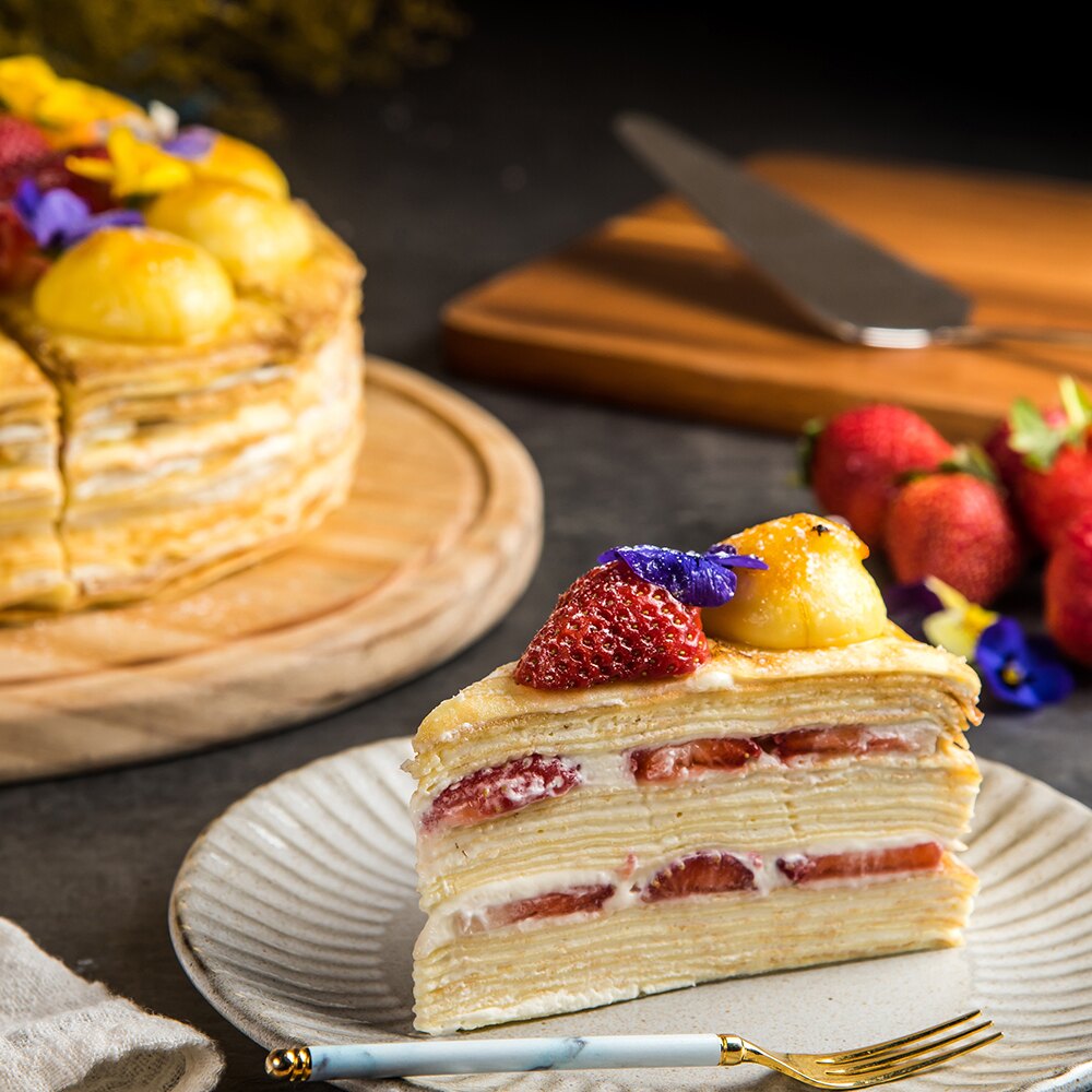 撒上甜蜜的糖，濃郁的布蕾在頂端炙燒 配上酸甜草莓，陪你度過美好的下午 。