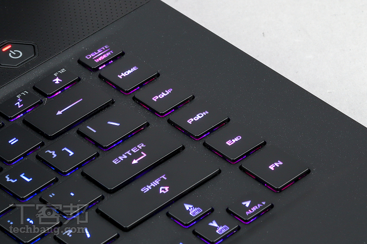 對玩家來說數字鍵並非必要，但 GX502GW 還是保留了 80% 鍵盤的必備按鍵在最右側。