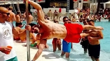 「人體國旗拍照」肌肉 pose 叔叔有練過小朋友不要學啊…