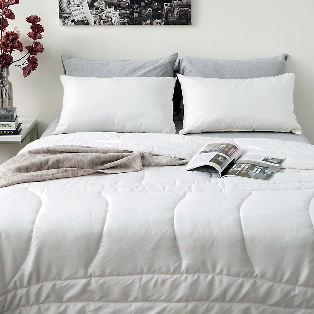 【商品特色】和樂自有品牌產品天然羊毛被系列表布材質為100%聚酯纖維(90gsm)，平紋/輕磨毛/壓花加工填充採用100%法國羊毛(填充重量2.0kg)PURE WOOL Woolmark 國際羊毛局