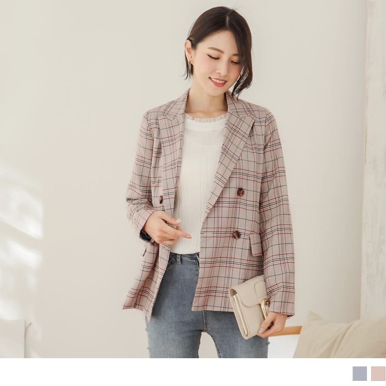 採用高含棉的面料，手感柔軟親膚，使肌膚舒適自在一整天。 西裝版型搭配正式感翻領設計，讓穿著更加立挺有氣勢； 配色內裡及質感琥珀紋鈕釦，用細緻細節為整體增添優雅氣息~ 此款2色長袖外套，適合韓流風格穿搭