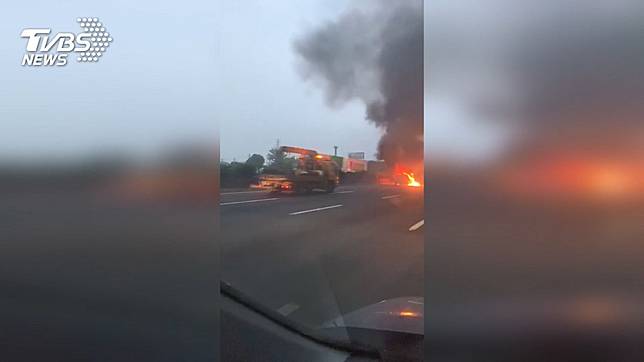 國一北上219K埤頭路段　6車連撞釀火燒車