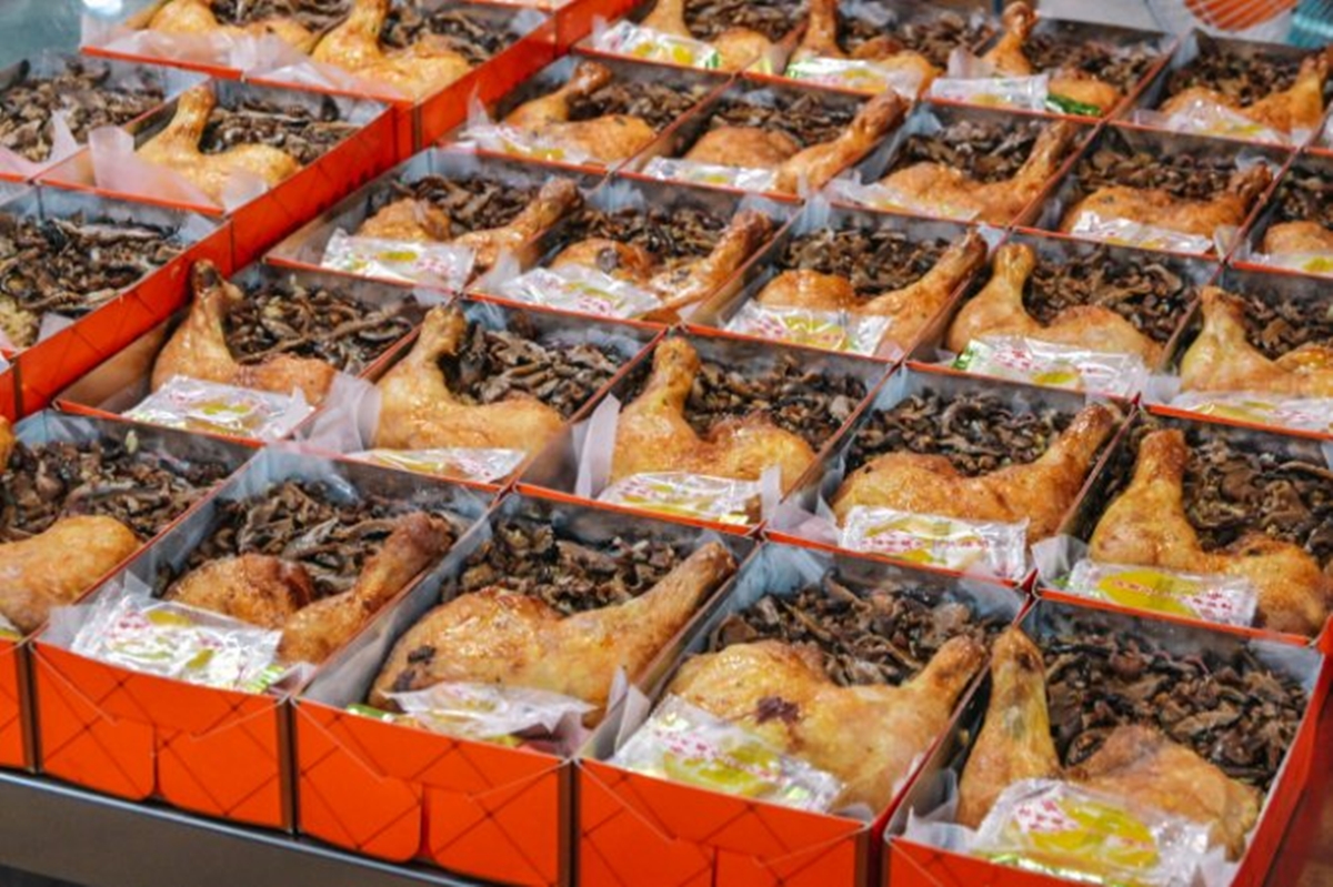 2023大稻埕賞煙火順吃！永樂市場７家網推美食：郭董也愛油飯、百年神級雞捲